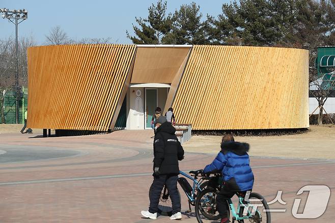 대구 수성구 수성못 상화동산 공중화장실이 최근 리모델링 공사를 마치고 개방됐다. 스페인 건축가의 설계를 바탕으로 예술적 요소를 강조한 이 화장실 리모델링 공사에 수성구가 예산 9억 원을 투입한 사실이 알려지며 논란이 일고 있다. 20일 수성못을 찾은 시민들이 화장실을 이용하고 있다. 2025.2.20/뉴스1 ⓒ News1 공정식 기자