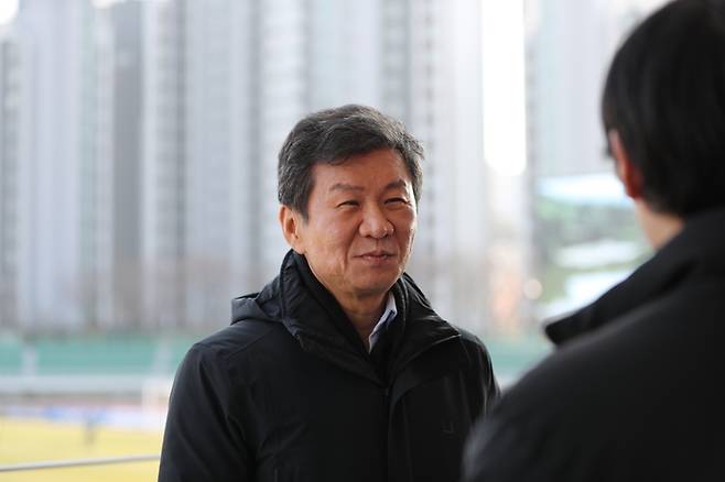 정몽규 후보가 1,2학년대학축구대회 결승전을 찾아 취재진과 대화를 나누고 있다. 사진 | 대학축구연맹