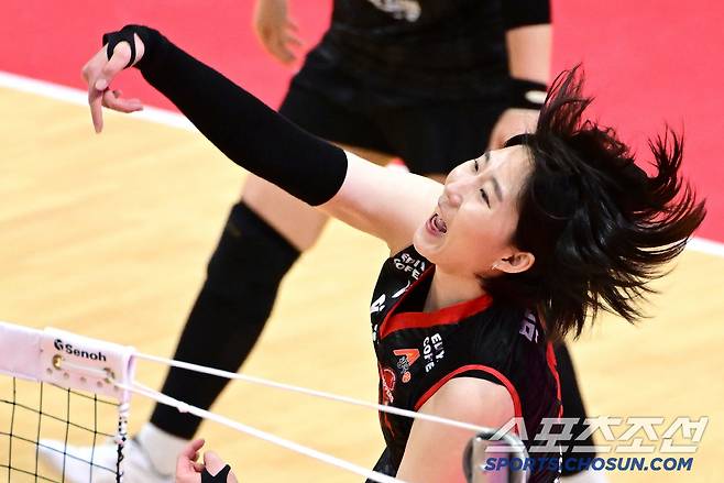 페퍼저축은행 박정아가 19일 정관장과의 경기서 스파이크를 날리고 있다. 사진제공=KOVO