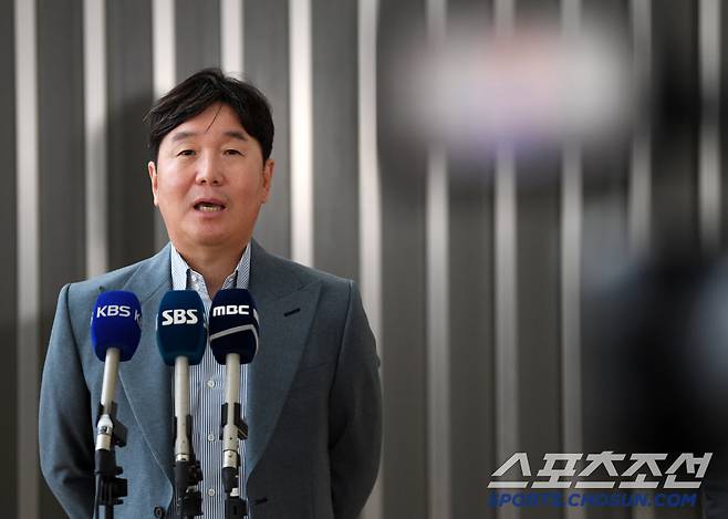 류지현 야구 국가대표 감독이 2026 월드베이스볼클래식(WBC) 전력 분석을 위해 20일 인천국제공항을 통해 대만으로 출국했다. 류지현 감독이 출국 전 인터뷰를 하고 있다. 인천공항=박재만 기자 pjm@sportschosun.com/2025.02.20/