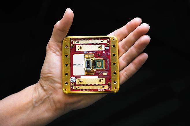 18일 MS가 공개한 양자컴 반도체 마요나라 1/마이크로소프트