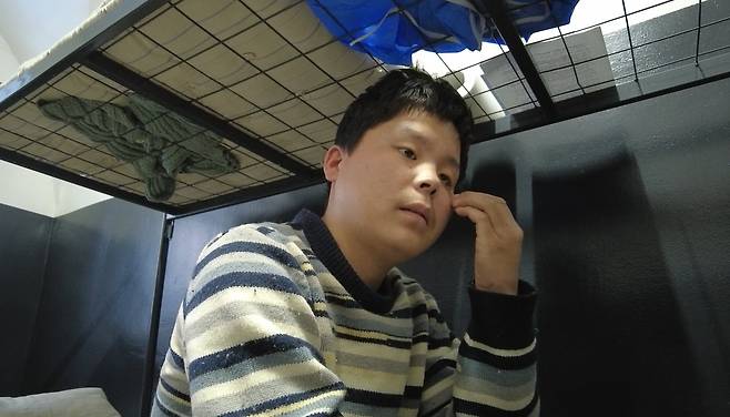 우크라이나 키이우 포로수용소에서 본지 정철환 특파원과 인터뷰 하고 있는 북한군 백모(21)씨. 2025년 2월  / 정철환 특파원