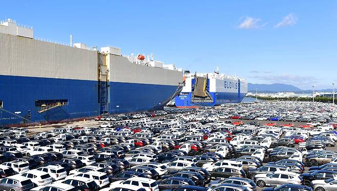 도널드 트럼프 미국 대통령은 한국의 주력 대미 수출품인 자동차에 대해서도 관세를 부과하겠다고 밝혔다. 사진은 울산항에서 수출 준비 중인 자동차./현대자동차그룹