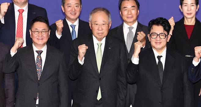 류진 한국경제인협회 회장(앞줄 가운데)이 20일 서울 영등포구 FKI타워 컨퍼런스센터에서 열린 한국경제인협회 제64회 정기총회에서 신규 회원사 대표들과 기념촬영을 하고 있다.    왼쪽부터 이석우 두나무 대표, 이웅열 코오롱 명예회장, 류진 한국경제인협회 회장, 이장한 종근당 회장, 방시혁 하이브 의장, 김정수 삼양라운드스퀘어 부회장./연합뉴스