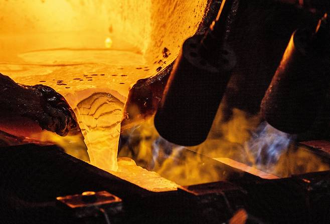 금괴와 은괴를 주조하는 모습. /로이터·연합뉴스