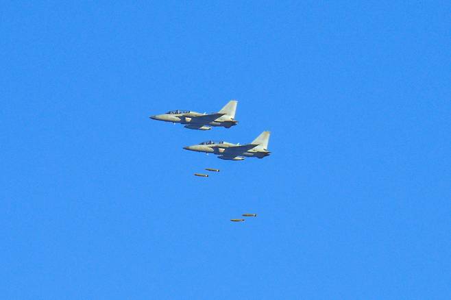 지난달 23일 경기 포천시 승진훈련장에서 열린 '공지합동 통합화력 운용 훈련'에서 FA-50 전투기가 표적을 향해 MK-82 폭탄을 투하하고 있다. /공군 제공