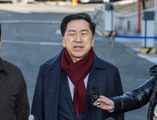 국민의힘 김기현 의원이 20일 서울 종로구 헌법재판소에서 열린 윤석열 대통령 탄핵심판 10차 변론기일에 방청하기 위해 심판정으로 향하며 취재진 질문에 답하고 있다. 연합뉴스