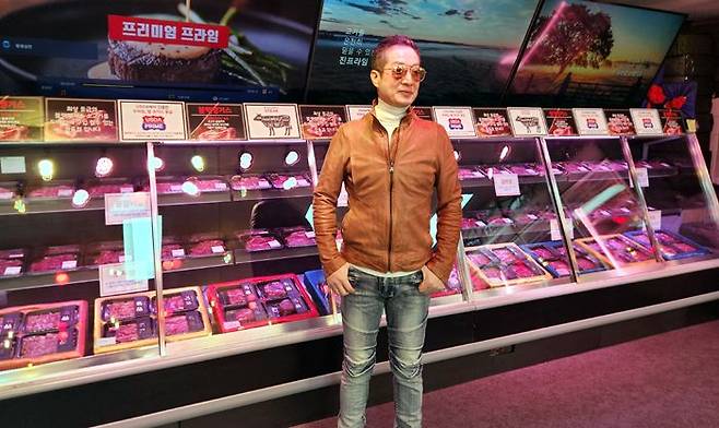 이덕진 진프라임 대표가 정육 쇼케이스 앞에서 포즈를 취하고 있다.ⓒ데일리안 최승근기자