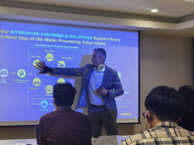 어난드 남비어 머크 수석 부사장이 20일 서울 강남구 삼성동 모처에서 기자간담회를 진행하고 있다. <박순원 기자>