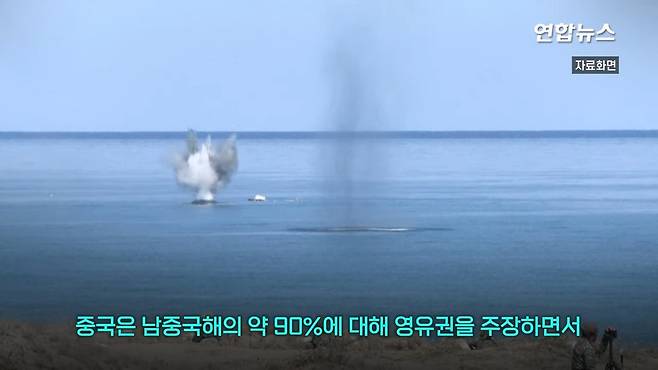 필리핀 항공기 뜨자 따라온 중국 헬기…＂세상에＂ 3m 코앞 대치 '아찔' ⧸ 연합.mp4_20250220_025553.567.jpg 필리핀 항공기에 위협비행 중국군 헬기 "3m 코앞 대치"