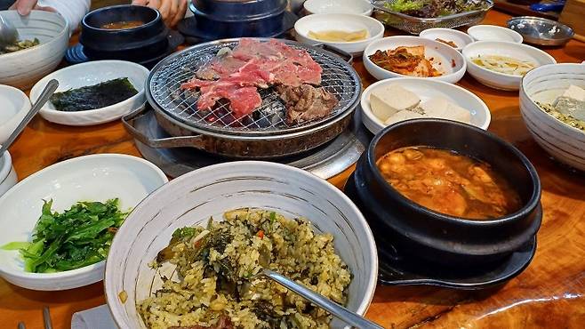 청계산 곤드레집 세트 메뉴인 참숯 불고기와 곤드레나물밥, 된장찌개. 사진=이환주 기자