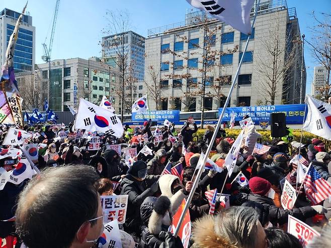 20일 오전 서울 서초구 서울중앙지방법원 앞에 윤석열 대통령 지지자들이 집회를 열고 있다. 박고은 기자