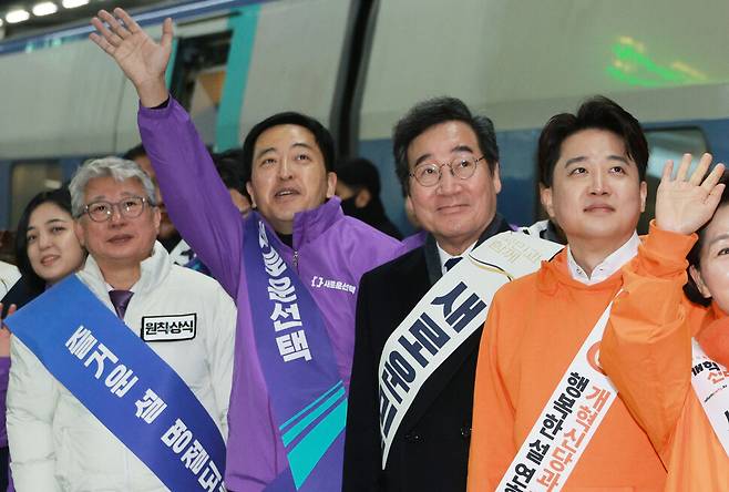 새로운미래 이낙연 공동대표, 개혁신당 이준석 대표, 원칙과상식 조응천 의원, 새로운선택 금태섭 공동대표 등이 지난 2024년 2월 9일 오전 서울 용산역에서 설 귀성인사를 하고 있다. 연합뉴스