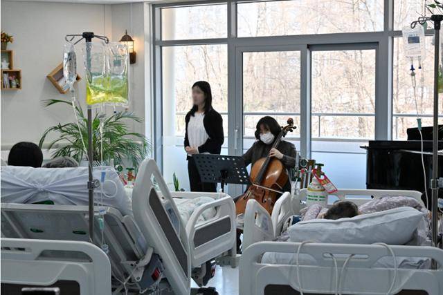 경기 용인시 동백성루카 호스피스 병원에서 이달 5일 열린 작은 음악회가 열렸다. 침상에 누워 음악을 듣는 말기 암 환자들의 얼굴엔 편안한 미소가 가득했다. 용인=홍인기 기자