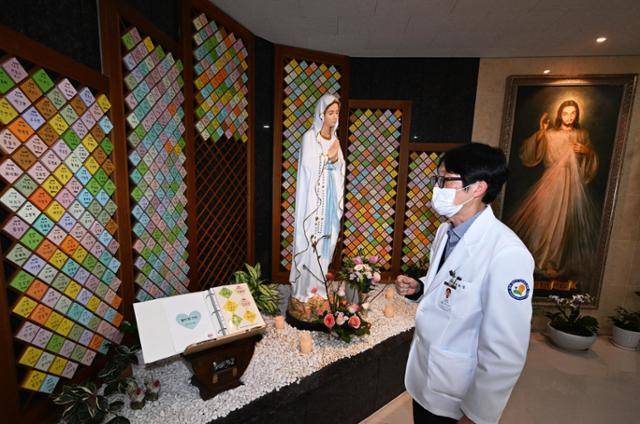 호스피스 병원인 천주교수원교구 동백성루카병원 1층엔 이 곳에서 생을 마감한 말기 암 환자들의 이름판이 붙이 있다. 그들의 서사와 실존을 기억하기 위해서다. 이름을 읽어내려가는 김호성 진료과장. 용인=홍인기 기자