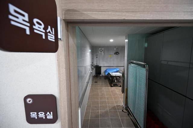 천주교수원교구 동백 성루카 호스피스 병원의 목욕실. 일반병원과 달리 이곳에서 '씻기'는 인간다움을 지켜 주는 중요한 의례다. 용인=홍인기 기자