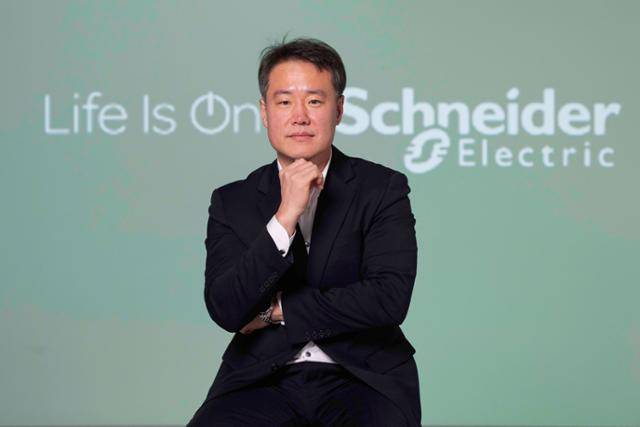 올해부터 슈나이더 일렉트릭 코리아를 이끄는 권지웅 대표가 서울 세종로 한국일보사에서 인터뷰를 하며 인공지능(AI) 개발을 위해 반드시 필요한 슈나이더의 전력과 냉각 기술에 대해 설명하고 있다. 189년 된 슈나이더는 대포를 만드는 업체였다. 권 대표 뒤로 보이는 두 줄이 그어진 회사 로고가 대포를 의미하는 것으로 알려졌다. 류기찬 인턴기자