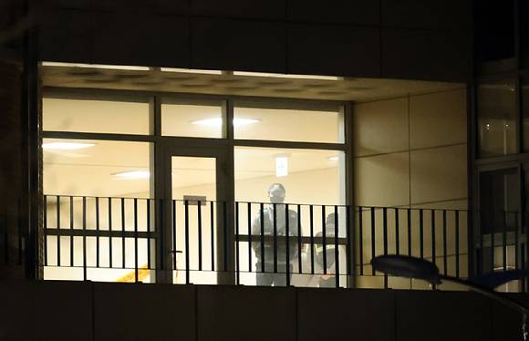 지난 10일 오후 5시 50분께 대전 서구 한 초등학교에서 초등학교 1학년생인 김하늘(8) 양이 흉기에 찔려 심정지 상태로 발견됐으나 숨졌다. 사진은 사건이 발생한 초등학교 2층 시청각실에서 현장검증하고 있는 경찰. [사진=연합뉴스]