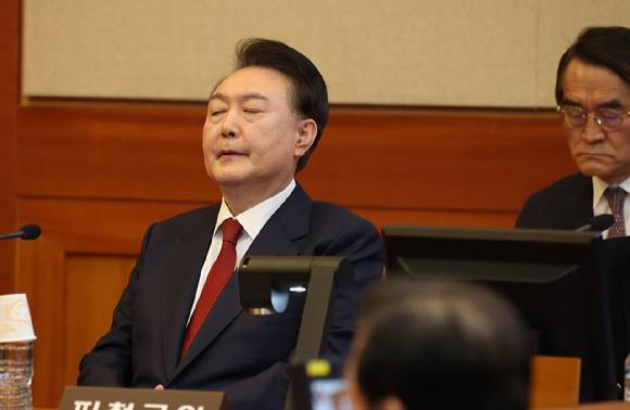 윤석열 대통령이 지난 13일 서울 종로구 헌법재판소에서 열리는 탄핵심판 8차 변론에 출석하고 있다. [사진=사진공동취재단]