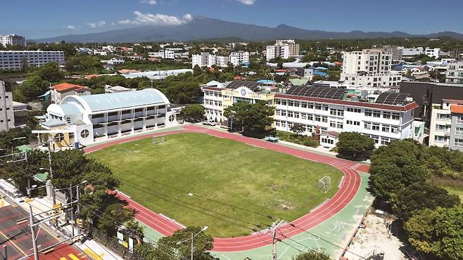 현재의 남원초등학교 전경