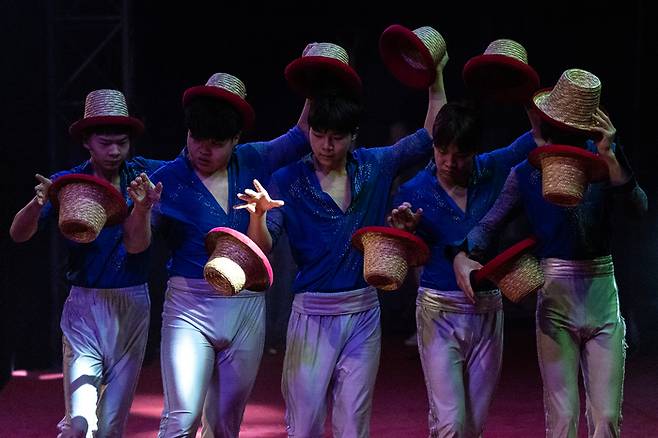동춘서커스로 파견된 중국 산시성 장치시 공연단 소속 10대 곡예사들이 단체 모자 저글링 연기를 하고 있다.