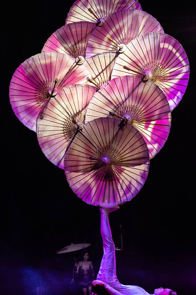 곡예사가 화려한 우산 묘기를 선보이고 있다.