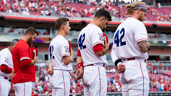 LA 다저스는 재키 로빈슨 데이에 모두 42번을 달고 경기에 임한다. MLB 공식 사이트