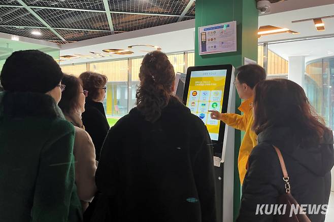 인천에서 온 단체 이용객들이 디지털 상담사의 설명을 듣고 있다. 사진=박은지 쿠키청년기자