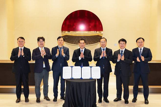 포스코그룹이 20일 서울 포스코센터에서 ‘그룹 인권경영 선언문’ 선포식을 진행했다. (왼쪽부터)천시열 포스코스틸리온 사장, 엄기천 포스코퓨처엠 사장, 이희근 포스코 사장, 장인화 포스코그룹 회장, 정희민 포스코이앤씨 사장, 심민석 포스코DX 사장, 정경진 포스코인터내셔널 부사장 등 관계자들이 기념촬영을 하고 있다. 포스코홀딩스 제공&nbsp;