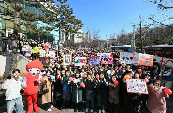위러브유가 20일 수원 장안구민회관에서 개최한 '제696차 전 세계 헌혈하나둘운동'에 각계각층 인사들과 회원, 시민 등 약 630명이 생명나눔에 동참했다. 위러브유 제공