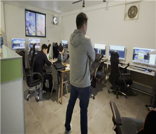 일당은 불법 도박장을 평범한 PC방처럼 보이도록 꾸미고, PC에 설치된 사행성 게임물 차단 프로그램 등을 삭제한 뒤 자신들이 만든 도박사이트를 운영했다. [서울경찰청]