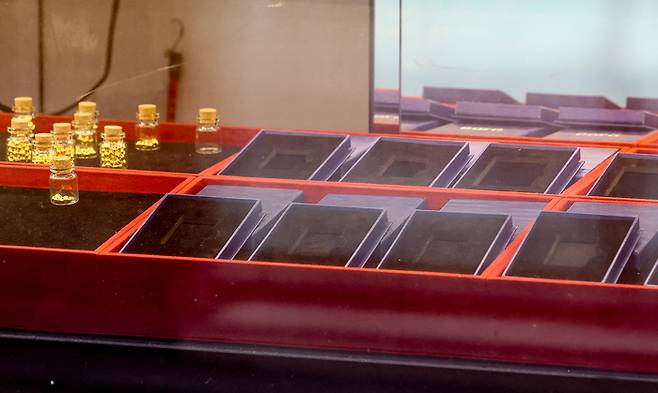 금 수요가 연일 늘어나며 골드바 매대가 텅 비어있다. [연합뉴스]