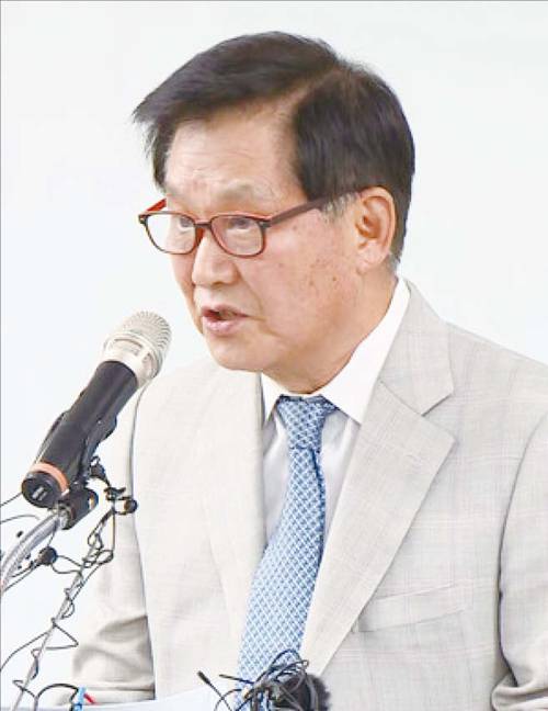 김익래 전 다우키움그룹 회장이 물러나며 그의 장남인 김동준 키움인베스트먼트·프라이빗에쿼티(PE) 대표가 어느 시점에 경영 일선에 나설지 이목이 집중된다. 사진은 김 전 회장이 지난해 서울 여의도 키움증권 본사에서 외국계 증권사 소시에테제네랄(SG)증권발 주가 폭락 사태 관련 기자회견을 하는 모습. (연합뉴스)