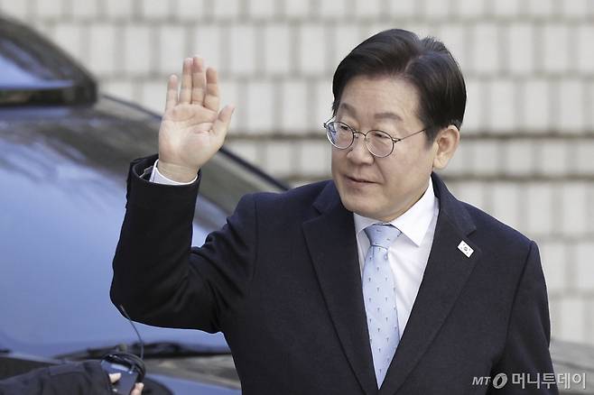 [서울=뉴시스] 최동준 기자 = 이재명 더불어민주당 대표가 19일 서울 서초구 서울고등법원에서 열린 공직선거법 위반 혐의 공판에 출석하며 지지자들에게 인사하고 있다. 2025.02.19. photocdj@newsis.com /사진=최동준