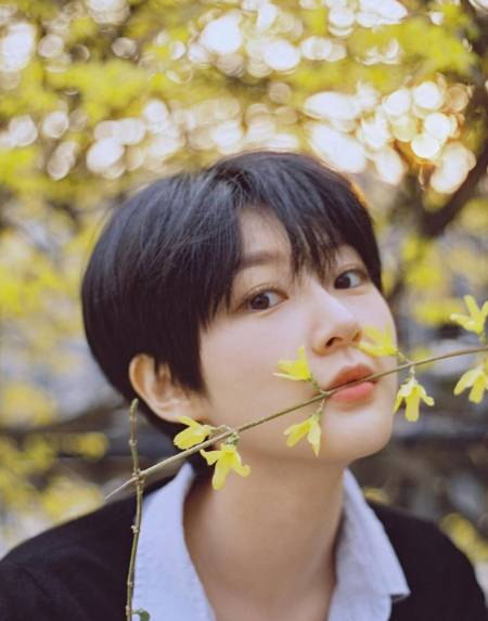 25번의 봄도 못 채우고 간 고인이 애달파서, 개나리꽃과 함께 찍은 사진으로 골랐다./사진=고 김새론 배우 인스타그램