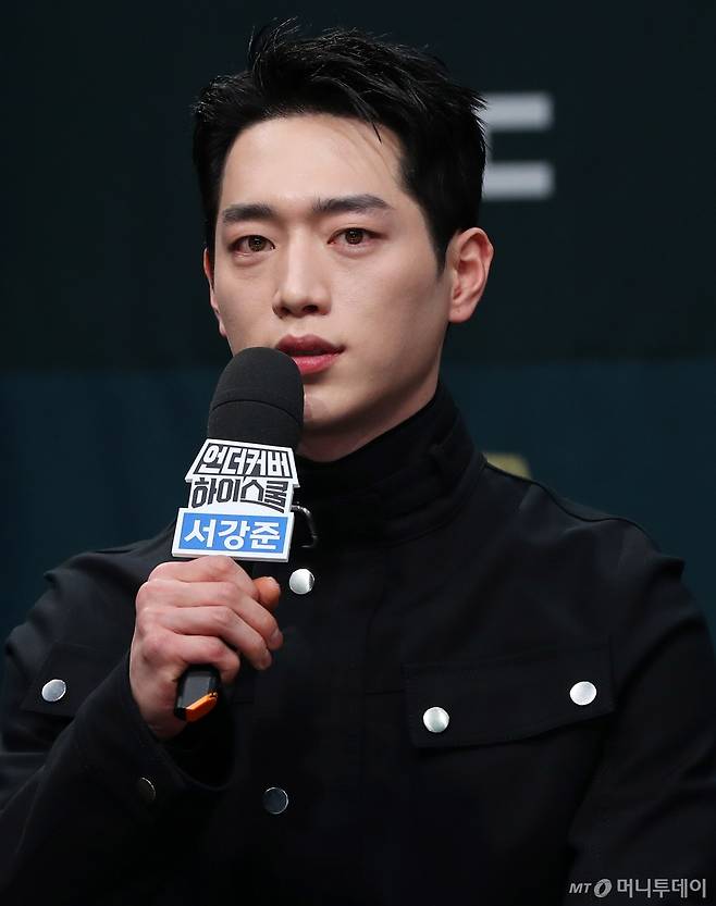 [서울=뉴시스] 김혜진 기자 = 배우 서강준이 20일 오후 서울 마포구 MBC사옥에서 열린 MBC 금토드라마 '언더커버 하이스쿨' 제작발표회에서 인사말을 하고 있다.  '언더커버 하이스쿨'은 고종 황제의 사라진 금괴의 행방을 쫓기 위해 고등학생으로 위장 잠입한 국정원 요원의 좌충우돌 'N차 고딩' 활약기를 담았다. 서강준, 진기주, 김신록, 전배수, 김민주, 박세현 등이 출연하며 오는 21일 밤 9시 50분에 첫 방송된다. 2025.02.20.  /사진=김혜진