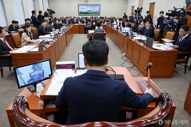 [서울=뉴시스] 조성우 기자 = 20일 오전 서울 여의도 국회에서 열린 환경노동위원회 전체회의에서 안호영 위원장이 의사봉을 두드리고 있다. 2025.02.20. xconfind@newsis.com /사진=조성우