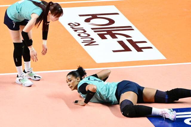 3세트 긴 랠리에 몸을 던진 실바가 코트에 한 동안 누워있다. / 한국배구연맹(KOVO)