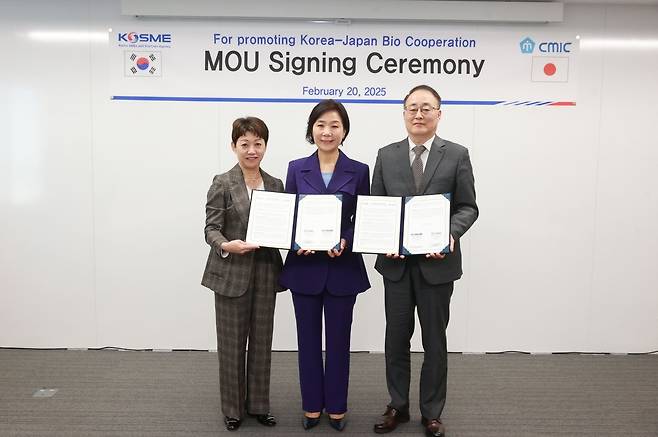 오영주(가운데) 중기부 장관, 이병철(오른쪽) 중소벤처기업진흥공단 부이사장, 게이코 오이시(왼쪽) 씨믹 회장이 20일 바이오 분야 협력을 위한 MOU를 체결한 뒤 기념촬영을 하고 있다. [중진공 제공]