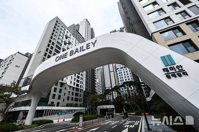 [서울=뉴시스] 김근수 기자 = 18일 오후 서울 서초구 래미안 원베일리 아파트 단지 입구 모습.국내 한 부동산 플랫폼 업체 발표에 따르면 올해 서울에서 거래된 전용면적 84∼85㎡(국평) 아파트의 거래가를 분석한 결과, 가장 비싸게 거래된 아파트는 지난달 2일 60억원에 거래된 래미안원베일리라고 밝혔다. 2024.09.18. ks@newsis.com