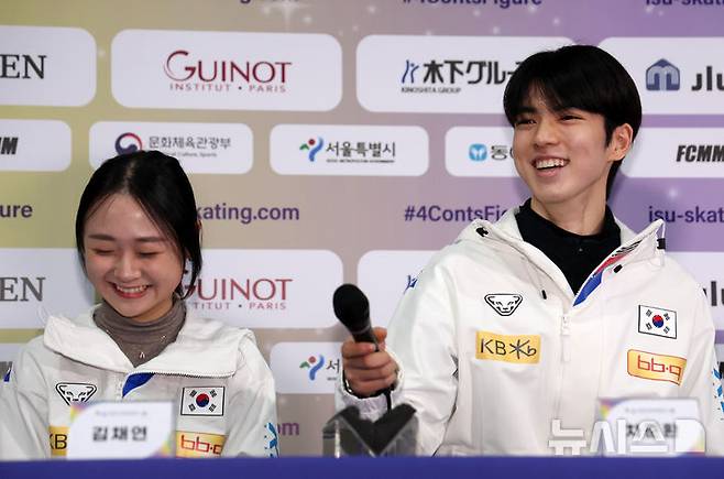 [서울=뉴시스] 이영환 기자 = 차준환과 김채연이 지난 18일 서울 양천구 목동아이스링크 프레스센터에서 열린 2025 ISU 사대륙 피겨스케이팅 선수권대회 미디어데이에서 취재진의 질문에 활짝 웃고 있다. 2025.02.18. 20hwan@newsis.com