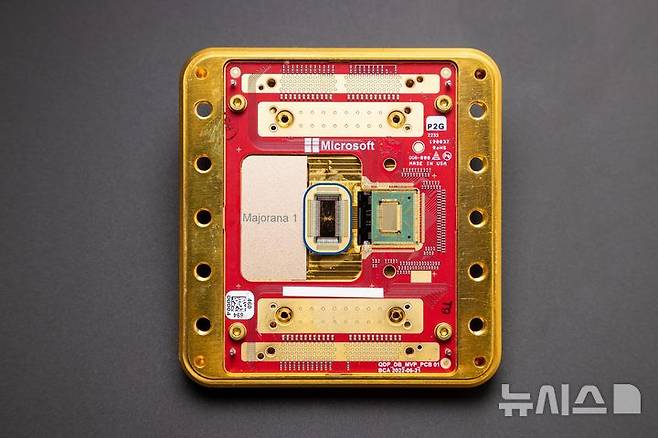 [서울=뉴시스] 마이크로소프트(MS)가 19일(현지 시간) 위상초전도체를 사용한 양자 컴퓨팅 칩 '마요라나(Majorana) 1'을 개발했다고 밝혔다. (사진=마이크로소프트 제공) 2025.02.20. photo@newsis.com