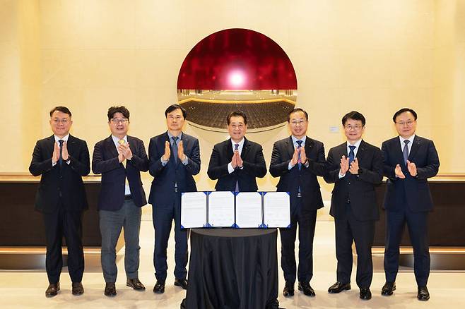 [서울=뉴시스] 포스코그룹이 20일 서울 포스코센터에서 그룹 인권경영 선언문 선포식을 진행했다. 왼쪽부터 천시열 포스코스틸리온 사장, 엄기천 포스코퓨처엠 사장, 이희근 포스코 사장, 장인화 포스코그룹 회장, 정희민 포스코이앤씨 사장, 심민석 포스코DX 사장, 정경진 포스코인터내셔널 부사장. (사진=포스코홀딩스 제공) 2025.2.20. photo@newsis.com *재판매 및 DB 금지