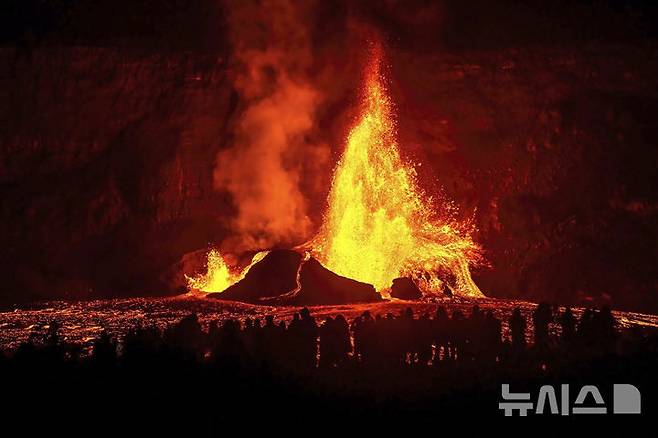 [하와이 화산국립공원(미 하와이주)=AP/뉴시스]미 하와이주 빅 아일랜드의 하와이 화산국립공원에서 지난 3일 킬라우에아 화산이 폭발, 거대한 용암이 공중으로 치솟는 장면이 목격되고 있다. 미 하와이주의 킬라우에아 화산이 19일(현지시각) 하와이 빅 아일랜드에서 다시 용암을 분출하기 시작했다. 이는 12월23일 이후 10번째 폭발이다. 2025.02.20.