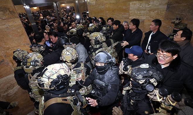 지난 2024년 12월 3일 서울 여의도 국회 내부로 계엄군이 진입해 국회 보좌진들과 충돌하고 있다. 뉴시스