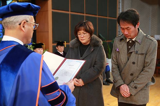 20일 목원대 채플에서 열린 2024학년도 전기 학위수여식에서 고 박가영씨의 어머니와 아버지가 이희학 총장에게&nbsp;딸의&nbsp;명예졸업증서를 받고 있다. 목원대 제공