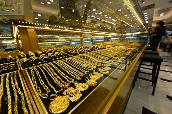 금값이 연일 고공 행진하며 국내에도 금 투자 열풍이 부는 가운데 19일 서울 종로구 귀금속거리 한 상점 매대에 팔찌, 목걸이, 펜던트 등 다양한 종류의 금제품이 진열돼 있다. 한국거래소에 따르면 이날 종가 기준 KRX금시장에서 1㎏짜리 금 현물 1ｇ당 가격은 14만 9850원을 기록했다. 도준석 전문기자