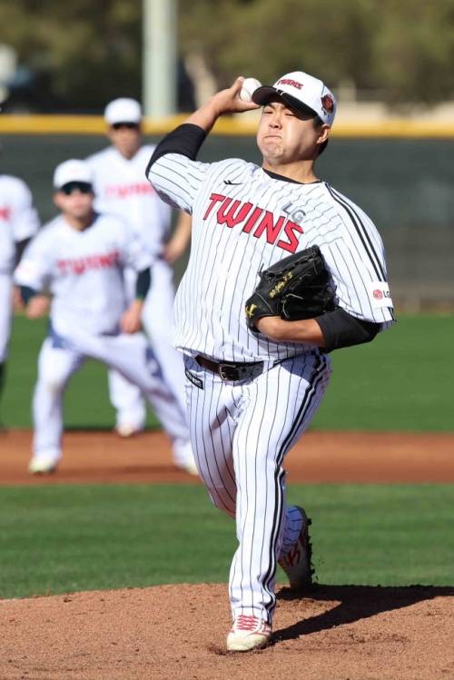 프로야구 2025시즌을 준비하기 위해 스프링캠프 1차 훈련을 떠난 10개 구단이 반환점을 돌고 2차 훈련에 접어들고 있다. LG 트윈스 마무리 투수 장현식은 미국 애리조나주 스코츠데일 캠프에 위협적인 구위를 선보였으나 최근 오른쪽 발목 염좌가 발생해 조기 이탈했다. LG 트윈스 제공