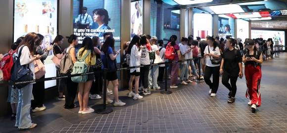 서울 중구 롯데면세점에서 외국인 관광객들이 입장을 기다리고 있는 모습. 뉴스1