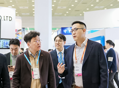 김동선 한화세미텍 미래비전총괄(부사장)이 19일 서울 강남구 코엑스에서 열린 세미콘코리아 2025에 참여해 부스를 둘러보고 있다.사진=한화세미텍